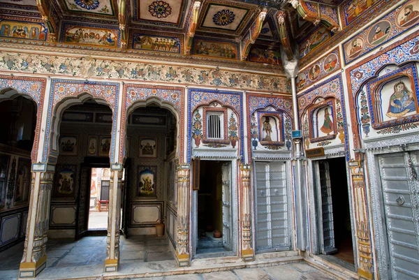 Colorful frescoes inside the courtyard of old Dr. Ramnath Podar Haveli Museum — Stock Photo, Image