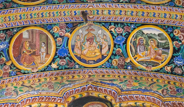 Historias de dioses hindúes en el estilo ingenuo del siglo XIX al fresco de la vieja mansión — Foto de Stock