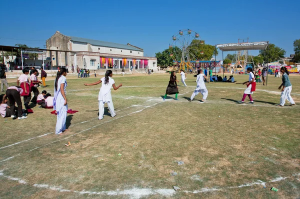 Les filles jouent à l'extérieur de l'école du village indien — Photo