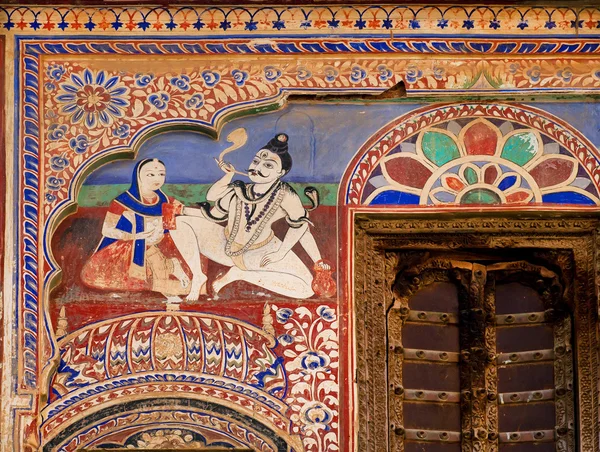 Lord Shiva e sua esposa fumam Chillum no colorido fresco da velha mansão — Fotografia de Stock