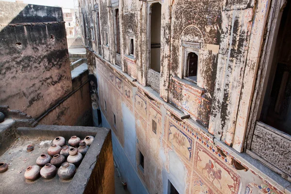 Mansión histórica Havely patio con murales rotos en Rajastán, India — Foto de Stock