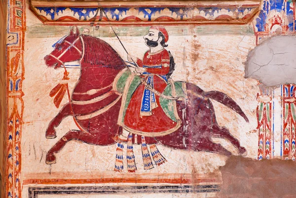 Jinete de caballos en el fresco decaimiento de la mansión histórica en la India — Foto de Stock