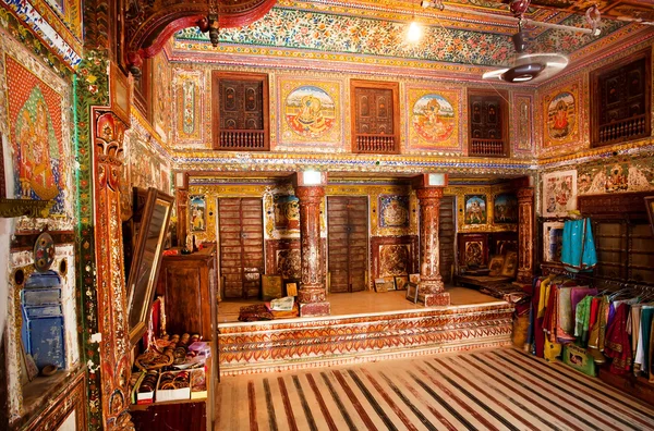 Interiér historické sídlo Haveli s barevnými freskami v Rajasthan — Stock fotografie