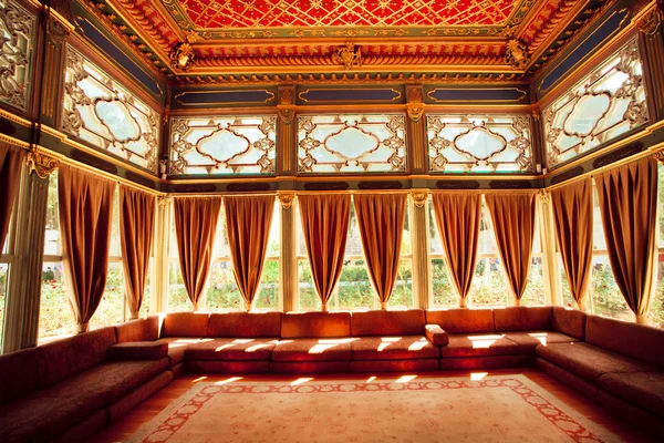 Turkish sofas and colorful ceiling in traditional Ottoman room — Stok fotoğraf