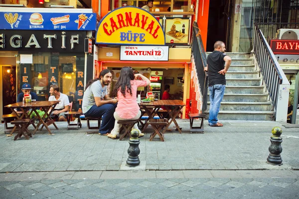 Посетители уличного кафе, сидящего на открытом воздухе в Стамбуле — стоковое фото