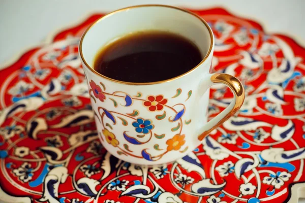 Чашка кави на прекрасному традиційному лотку, намальованому Ліцензійні Стокові Фото