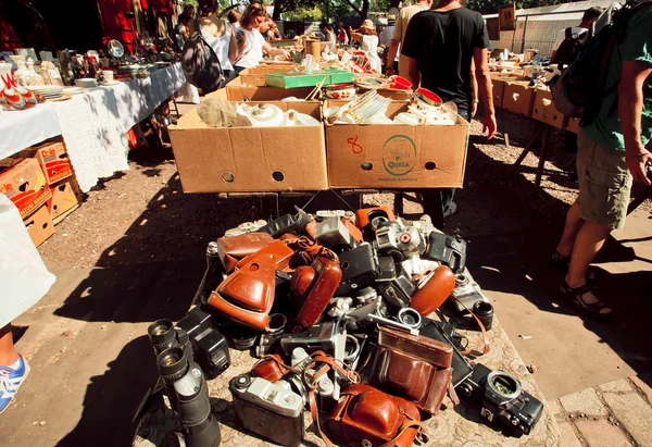 Many old photo cameras on the layout of a vendor on flea market — Stockfoto