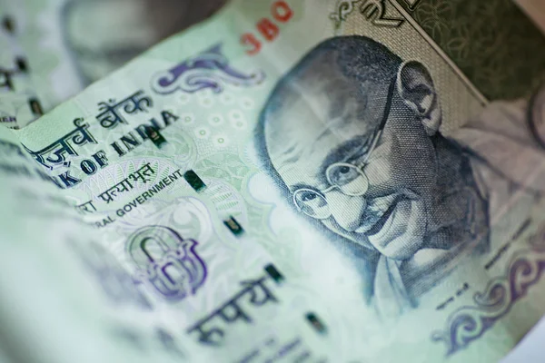 Yüz rupi banknotlar.