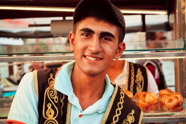 Geleneksel Türk giysili genç sokak gıda satıcı