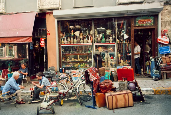 Marché d'antiquités et personnes buvant du thé près d'un magasin de meubles vintage — Photo