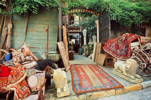 Flohmarkt mit antiken Möbeln und asiatischen Teppichen — Stockfoto