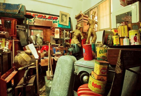 Objetos de arte y antigüedades en la popular tienda de segunda mano —  Fotos de Stock