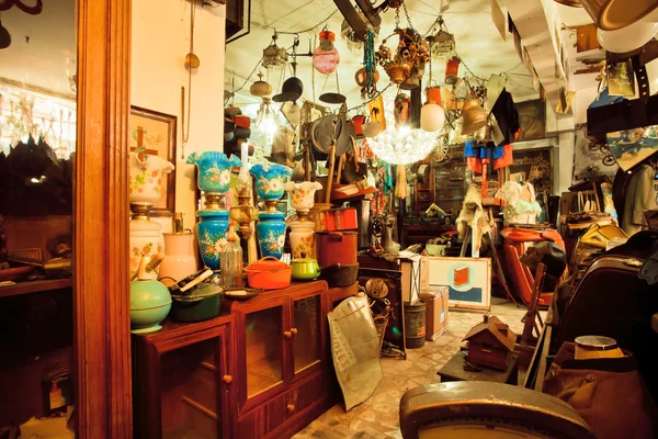 Meubles vintage et antiquités dans le magasin d'occasion populaire — Photo