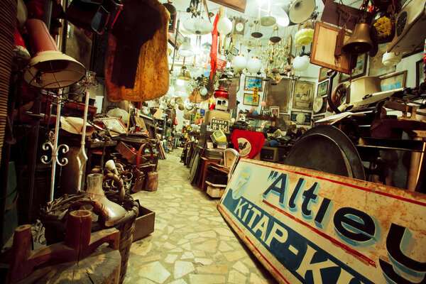 Ретро-арт и антиквариат в винтажном магазине
