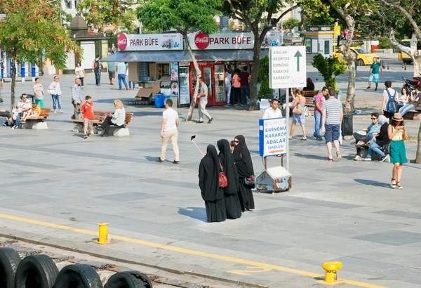 Women in black Islamic dress making group photo — Stock Photo, Image