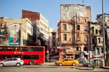 Cityscape Türk sermayesi ile meşgul sokak ve rustik duvar