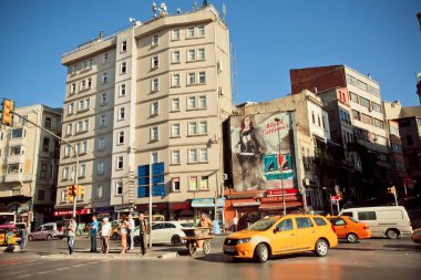 Istanbul 'un yoğun sokak ve rustik duvar
