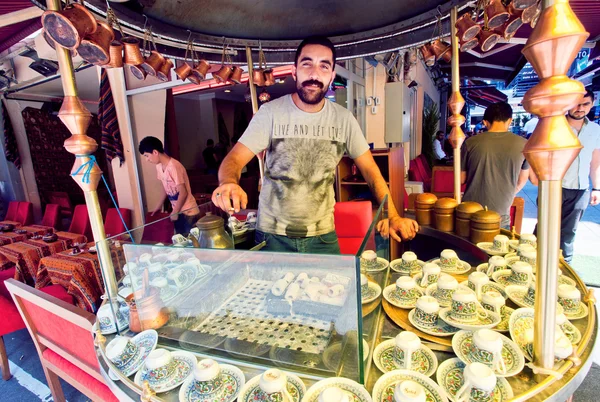 Teekocher aus Straßencafé ruft Kunden an — Stockfoto