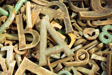 Ructic metal harf hurda metal yığını içinde terk etti.