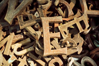 Vintage alfabesinde geçerli olan harfleri ve eski metal tuş vuruşlarını