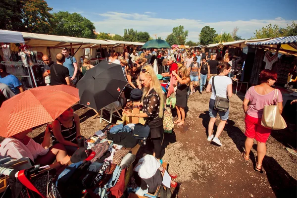 Menschen wählen auf dem Flohmarkt Vintage-Kleidung — Stockfoto