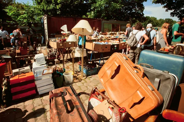 Lederen tassen en gebruiksvoorwerpen op verkoop met een menigte van shoppers — Stockfoto