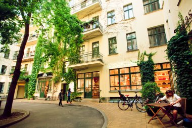 Lüks mağazaları ile eski Berlin Meydanı