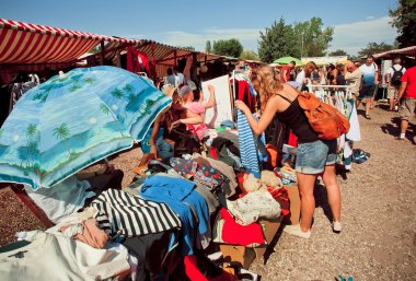 İkinci el gömlek açık bir pazarda izlerken kadın