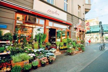 Çiçek ve hediye Pazar Caddesi'ndeki alışveriş