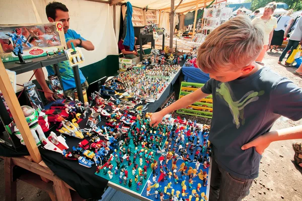 Junge will kleine Spielzeugfiguren von Lego-Designer kaufen — Stockfoto