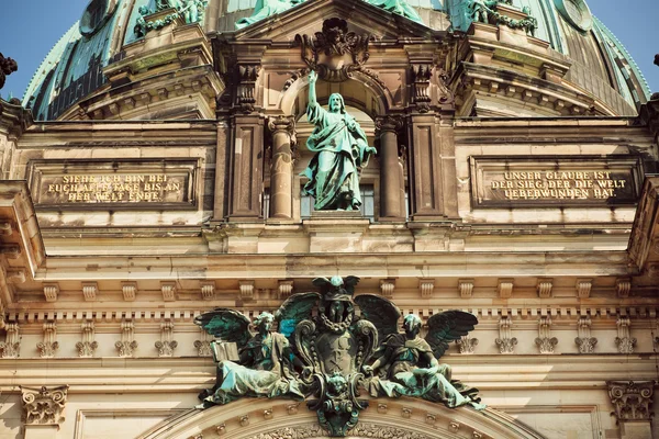 Grande pedra Jesus no topo da fachada do Berliner Dom — Fotografia de Stock