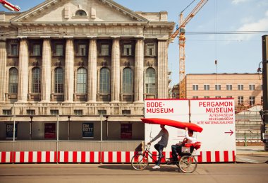 Çekçek Bisiklet turist Berlin Müzesi Adası taşır.