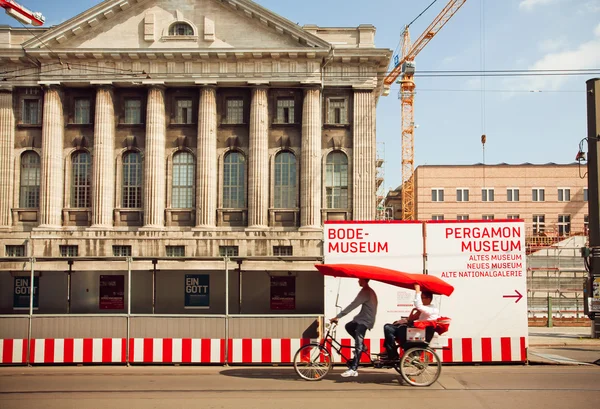 Rickshaw on the bike carries tourists through the Museum Island of Berlin — Stock Photo, Image
