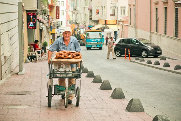 Традиционный продавец симита - турецкий круглый хлеб с кунжутом — стоковое фото