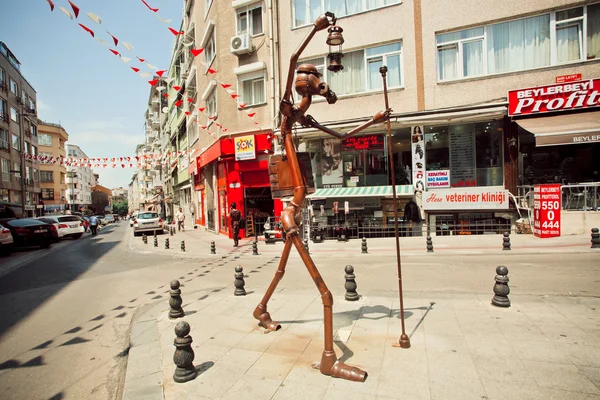 Contemporary sculpture of metal in the form of a traveling man with a lantern in Istanbul — Stok fotoğraf