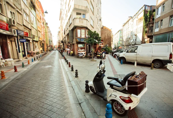 Moto viejo parado entre edificios históricos de Estambul —  Fotos de Stock