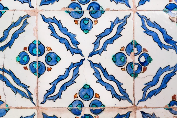 Blauwe bladeren en bessen in een patroon van keramische tegels, gemaakt in de 16e eeuw — Stockfoto