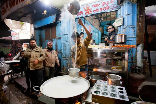 Street fast-food shop with guy who prepares the milk with saffron — Stock Photo, Image