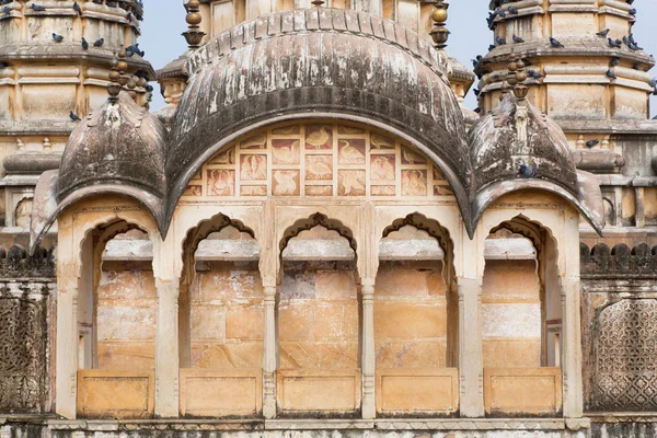 Colonne e pareti strutturate di torri d'epoca nel tempio indù — Foto Stock