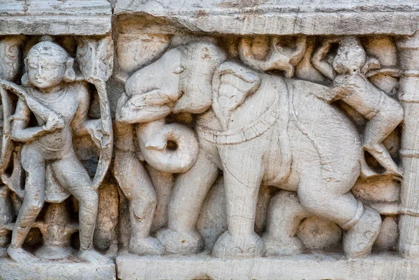 Elefante y un guerrero como detalles de bajorrelieve de piedra masiva en el frente de la pared histórica del templo hindú — Foto de Stock