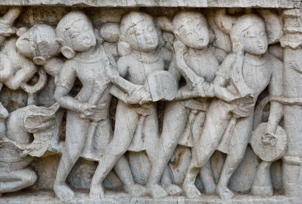 Soldiers with weapon carved on the historical wall of hindu temple — Stock Photo, Image
