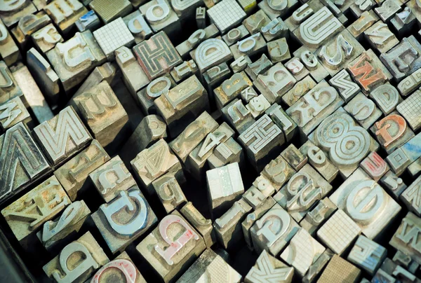Lettere in alfabeto inglese e altri segni in set con battiture di tipografia classica — Foto Stock