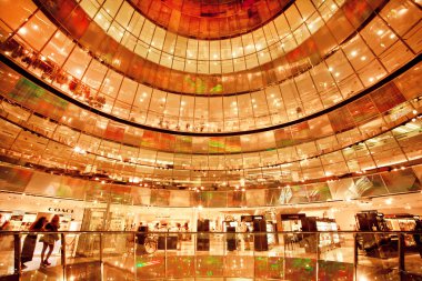 Popüler alışveriş merkezi Galerie Lafayette cam düzeyleri