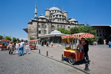 Fast food durak ve 17. yy Camii Istanbul'da geçmiş yürüyüş turist