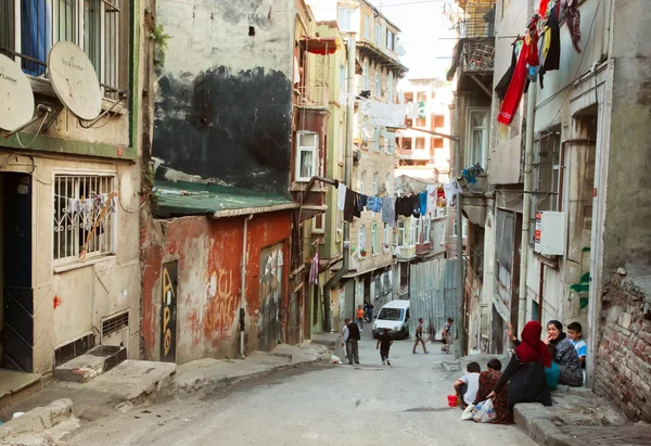 Senior women talking near the poor street houses in area Tarlabasi, Istanbul — Stock Fotó