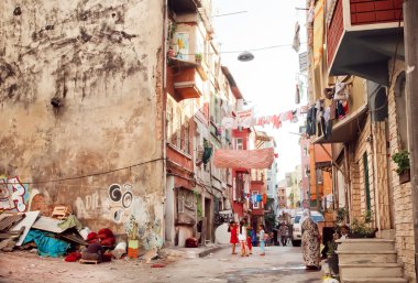 İnsanlar eski şehir binaları Türkiye ile zavallı sokakta.