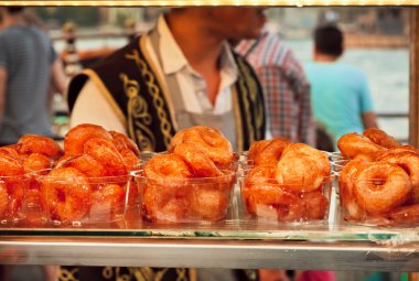 Sweets sokak Cafe İstanbul - vitrin donut karamel içinde