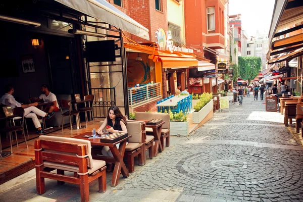 Pessoas relaxando no café ao ar livre no popular bairro de Kadikoy, Istambul — Fotografia de Stock