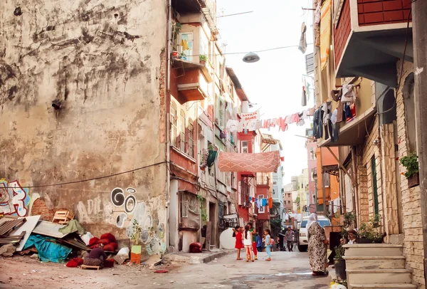 Az emberek a szegény utca a régi város épületek Törökország. — Stock Fotó