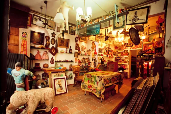 Boutique d'antiquités avec meubles d'occasion, jouets, livres et objets d'art — Photo